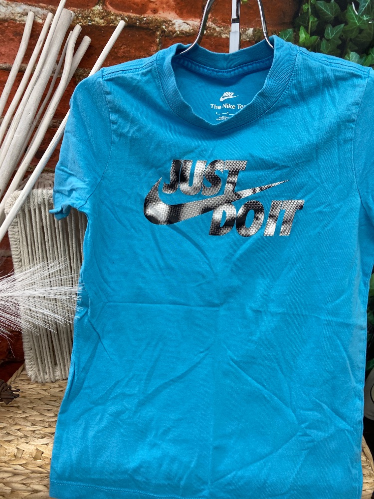 Nike T-shirt youth small