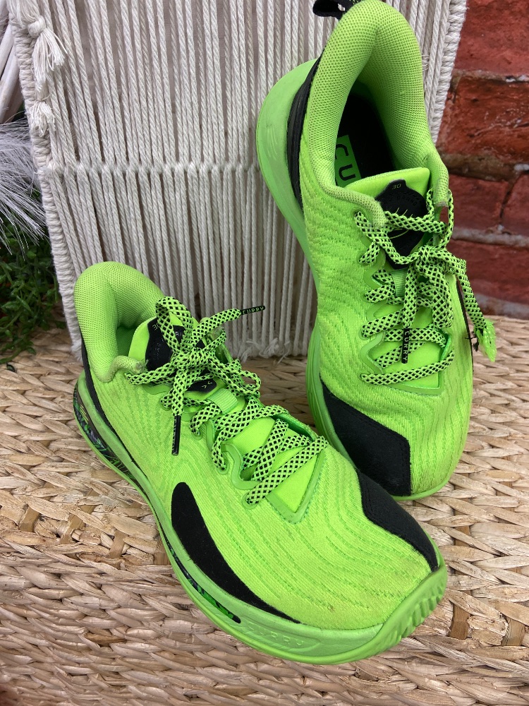 Curry tennis shoes youth 5