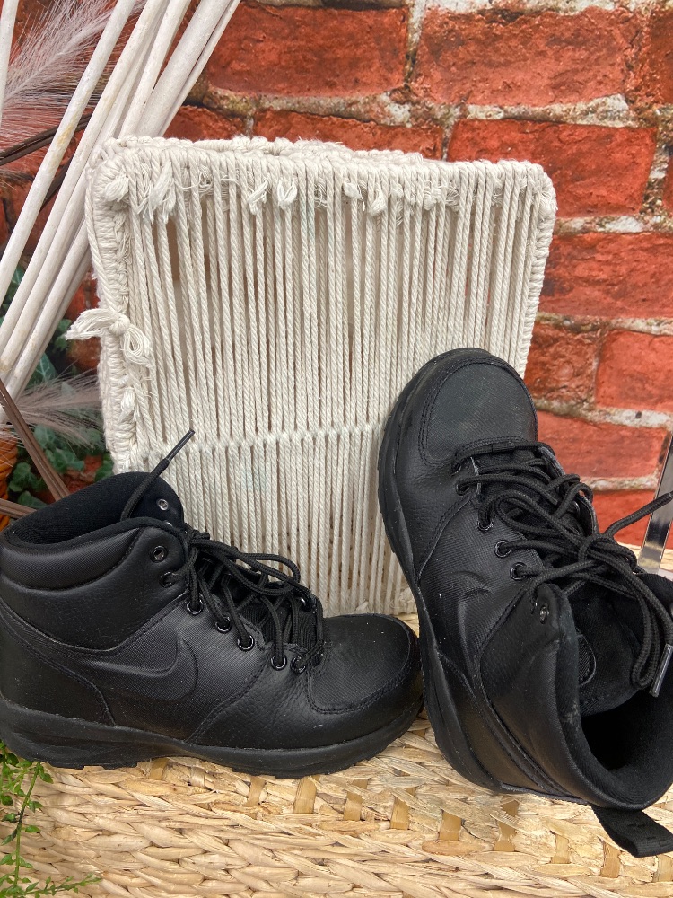 Nike shoes youth 4
