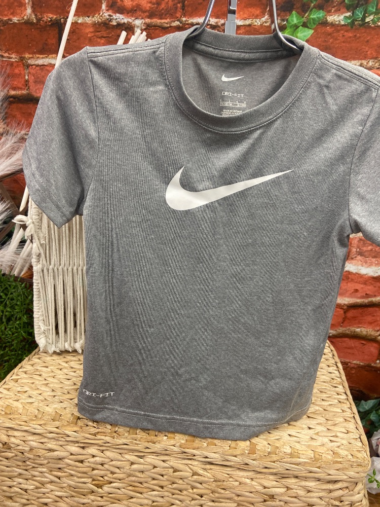 Nike tshirt youth 6-7