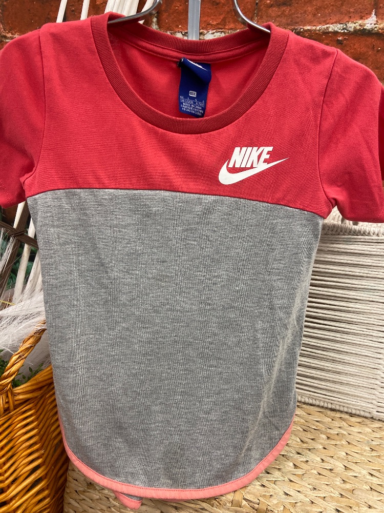 Nike youth shirt 6-7